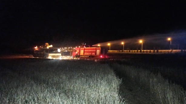 Foto - Yıldırımın düştüğü tarla alev alev yandı