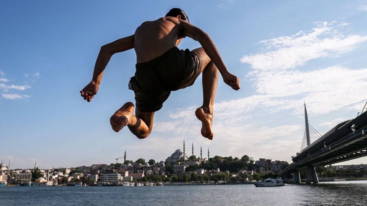 Yılın en sıcak gününde İstanbul, sahil ve parklara akın etti