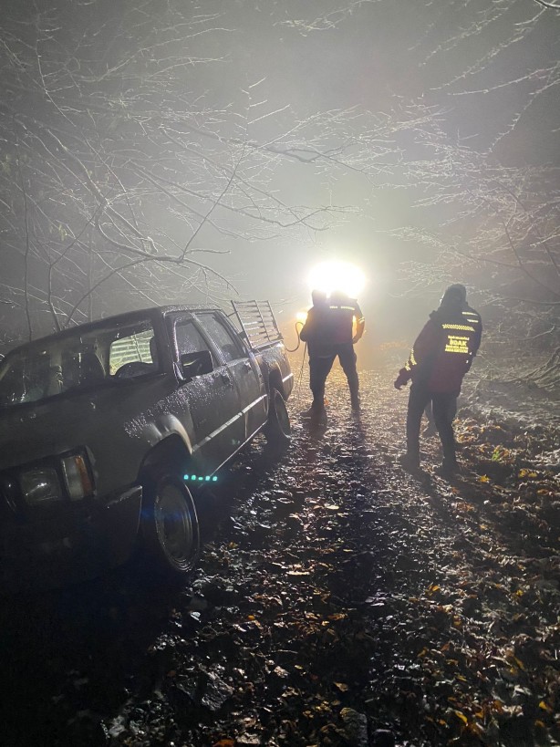 Foto - Yılın ilk karını görmek için dağa çıktılar! Mahsur kalınca ekipler imdadına koştu