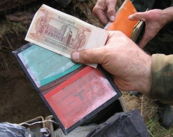 Foto - Yıllar önce gömülen sandığın içinden çıkanlar şok etti! Herkes para, altın bekliyordu, bin kat daha değerlisi çıktı! Bakın ne