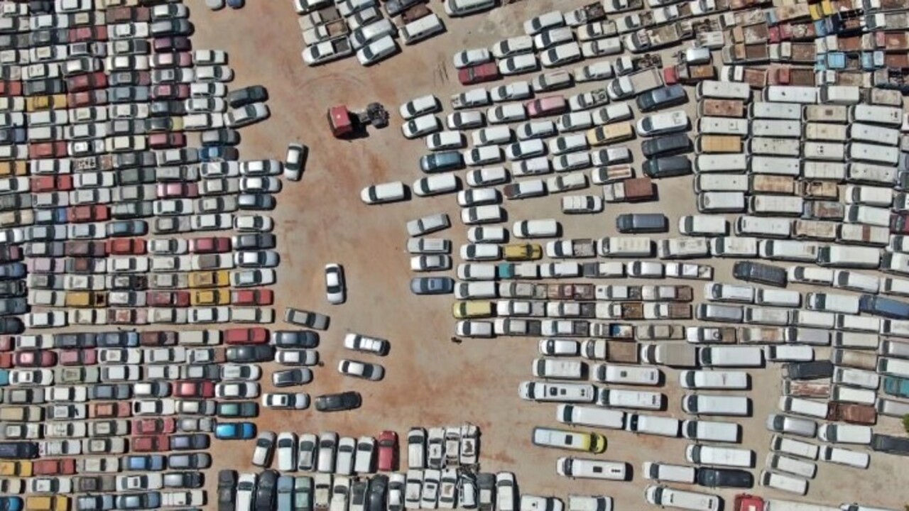 Yıllarca güneşin altında bekliyorlar! Bu mezarlıkta her şey toprağın üstünde