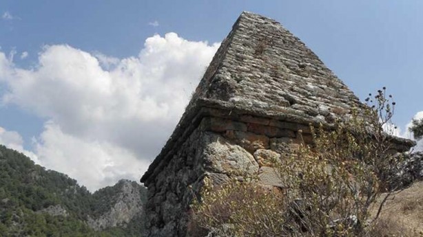 Foto - Yıllarca türbe sanılan yer bakın ne çıktı