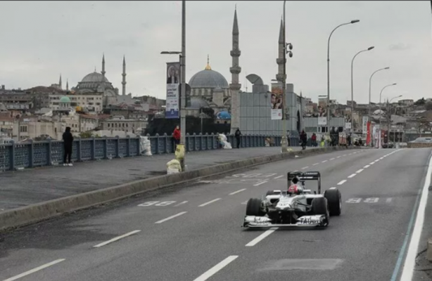 Yıllardır olmamıştı... İstanbul'da dikkat çeken görüntü! Vatandaşlar telefonlarına sarıldı