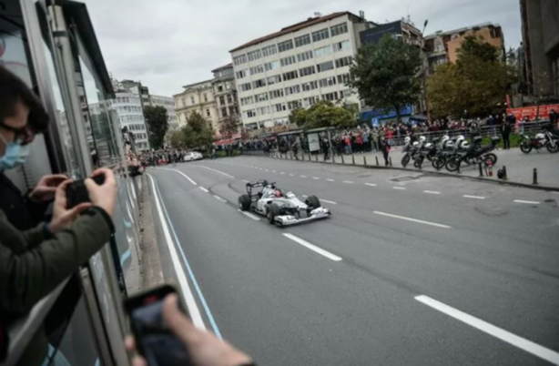 Foto - Yıllardır olmamıştı... İstanbul'da dikkat çeken görüntü! Vatandaşlar telefonlarına sarıldı