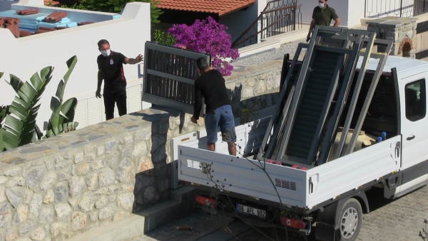 Foto - Yılmaz Özdil'in kaçak villasında kibar yıkım: Pencere ve pervazlar özenle söküldü