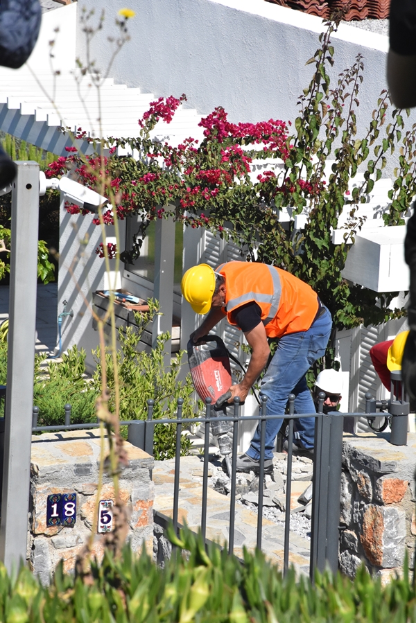 Yılmaz Özdil'in kaçak villasında kibar yıkım: Pencere ve pervazlar özenle söküldü