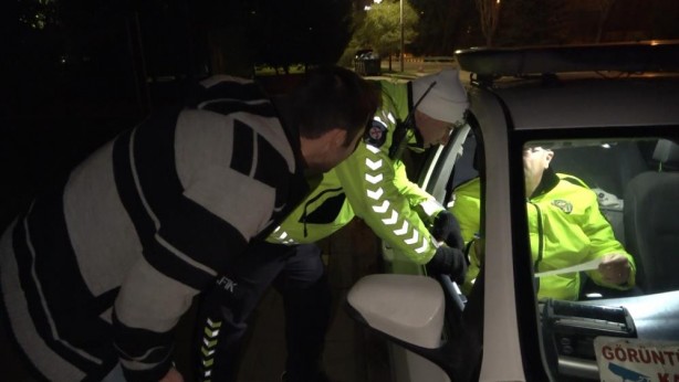 Foto - Yine alkol yine rezillik! Ayakta duramıyor ettiği laflara bakın