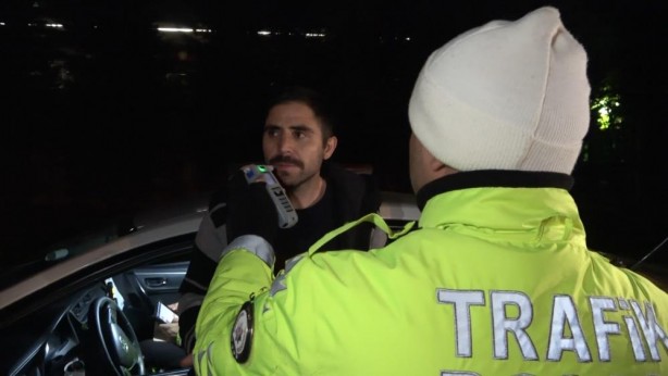 Foto - Yine alkol yine rezillik! Ayakta duramıyor ettiği laflara bakın