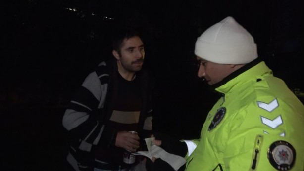 Foto - Yine alkol yine rezillik! Ayakta duramıyor ettiği laflara bakın