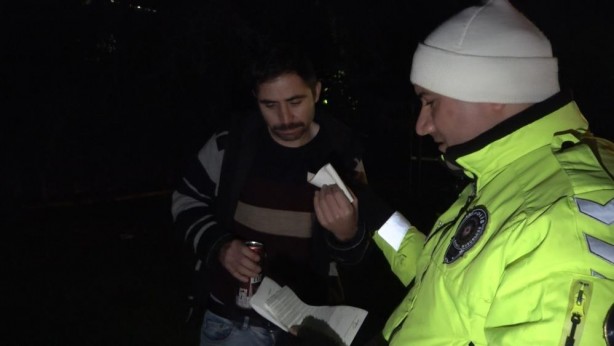 Yine alkol yine rezillik! Ayakta duramıyor ettiği laflara bakın