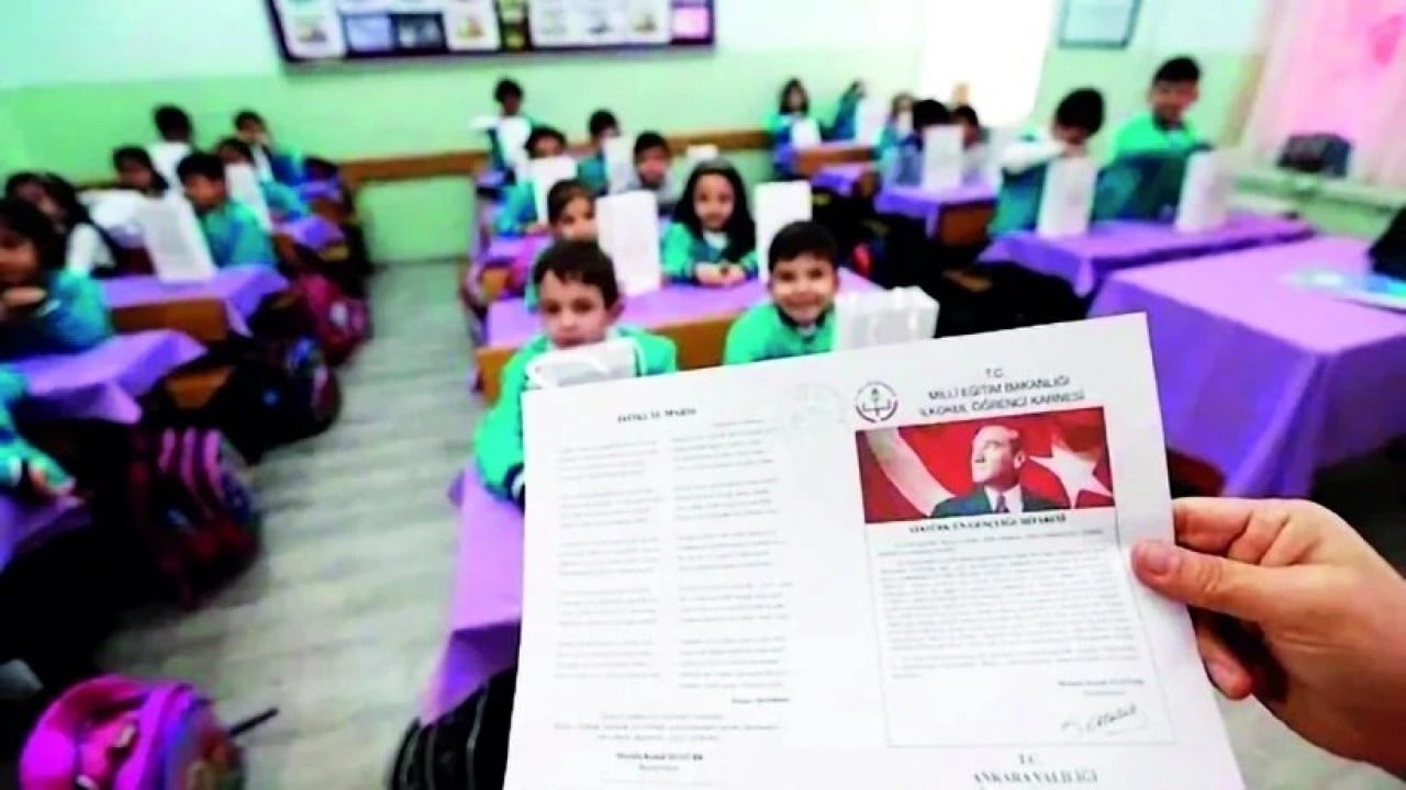 Yine aynı terane: Atatürk fotoğrafı kaldırıldı