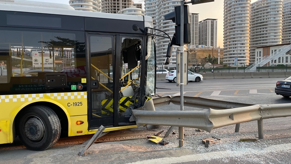 Foto - Yine bir İETT kazası! Bariyerlere saplandı