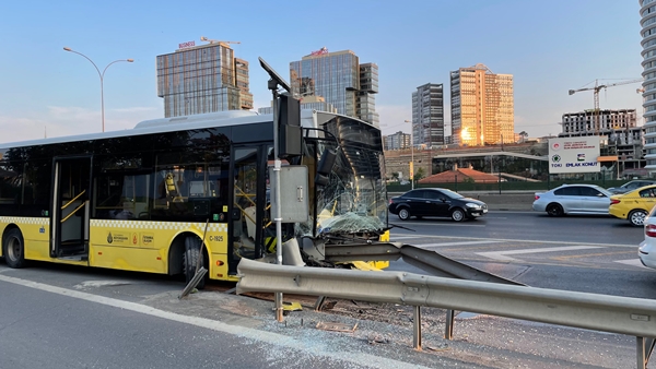 Foto - Yine bir İETT kazası! Bariyerlere saplandı