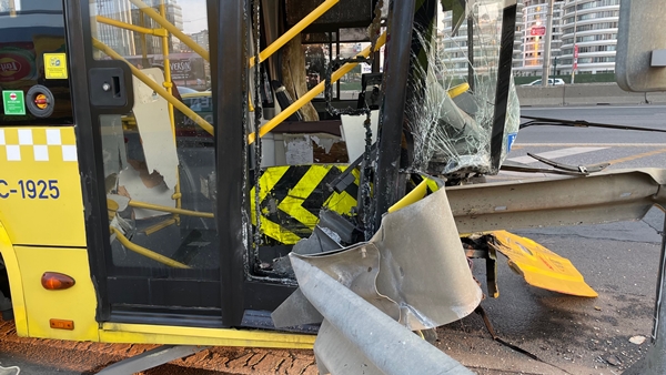 Foto - Yine bir İETT kazası! Bariyerlere saplandı