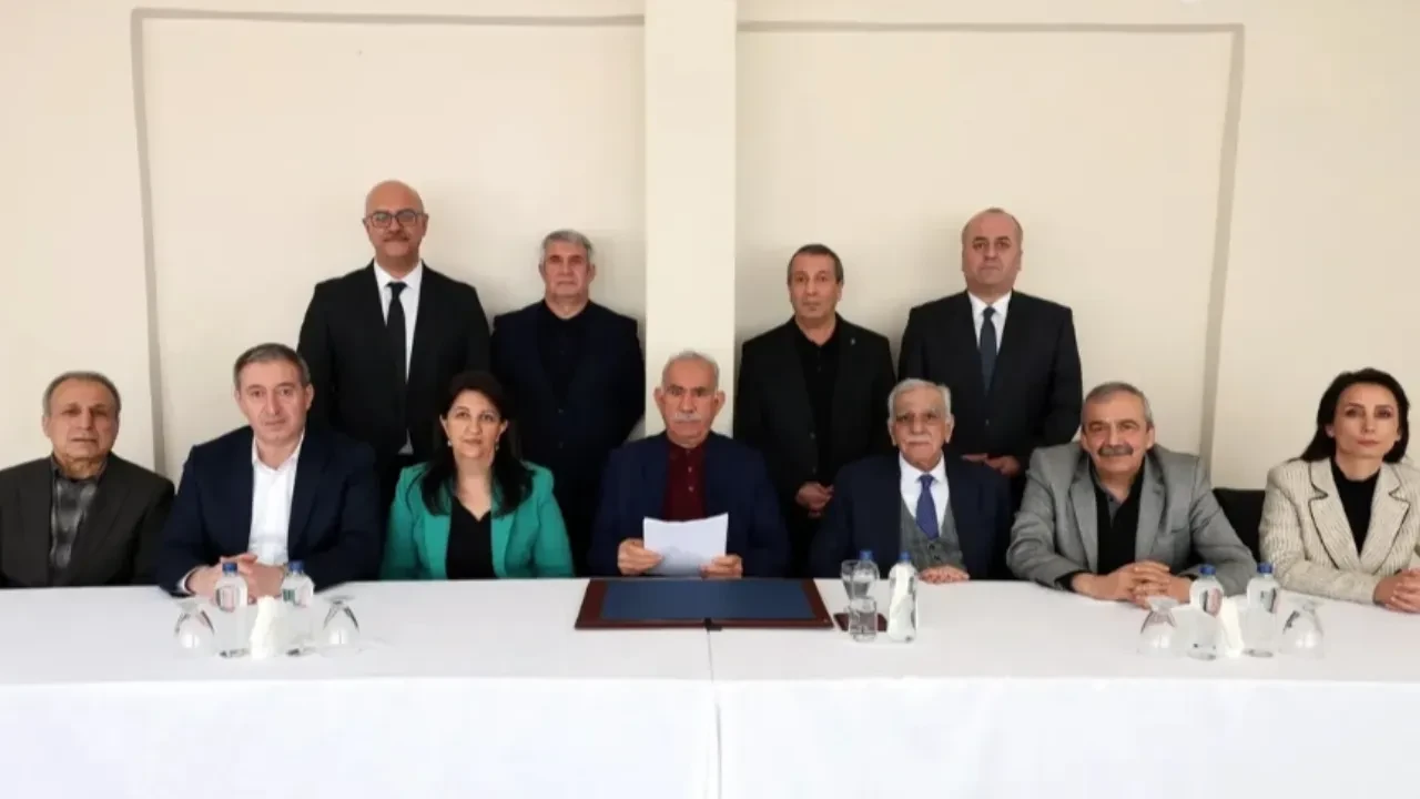 Yine çamur atacak bir şeyler buldu... Arınç'ın Öcalan yorumu pes dedirtti!