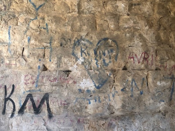 Foto - Yine rezalet görüntüler! Asırlık kale duvarlarına zulüm