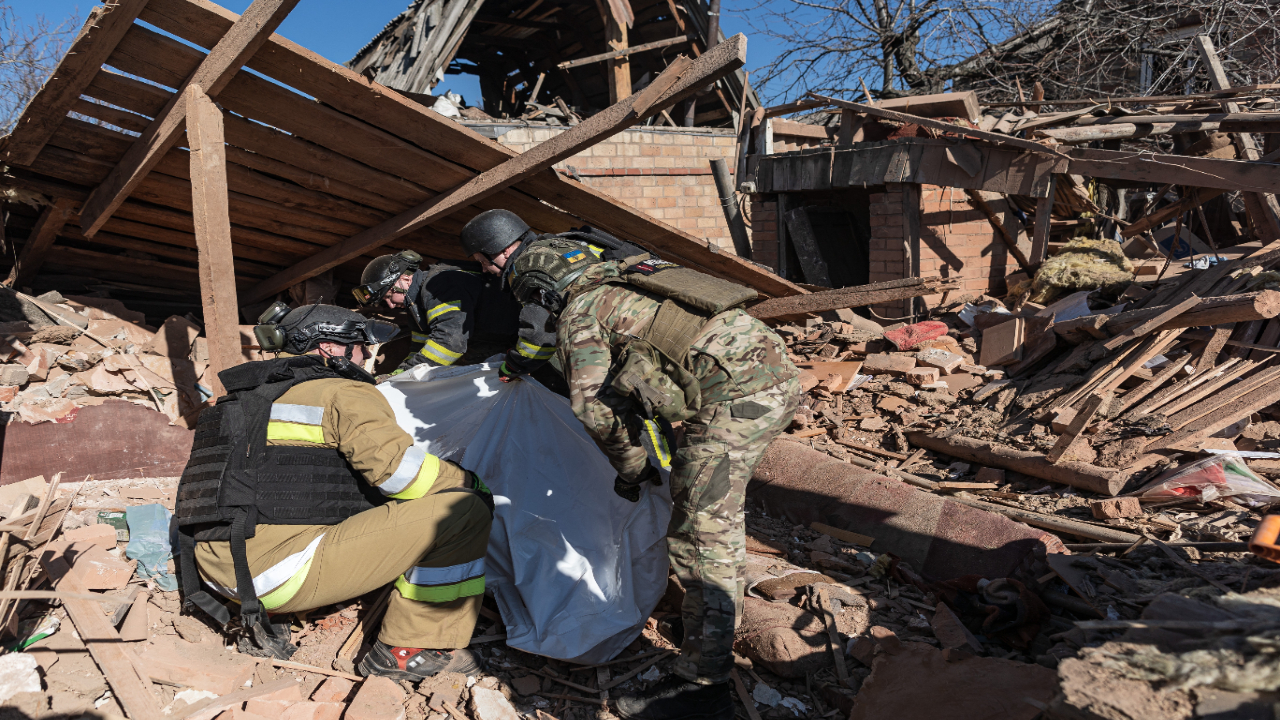 Foto - Yine sivil bölgeyi vurdular! Enkazdan ceset çıktı