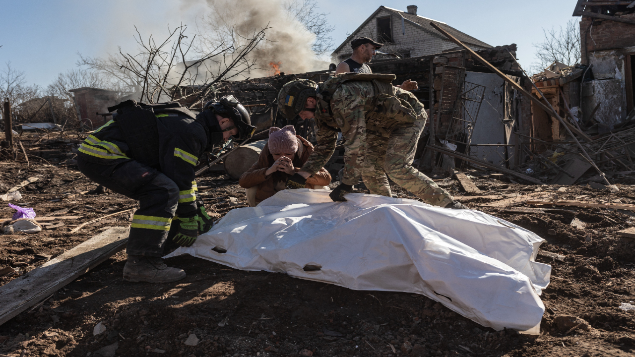 Foto - Yine sivil bölgeyi vurdular! Enkazdan ceset çıktı