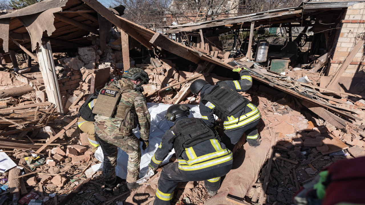 Foto - Yine sivil bölgeyi vurdular! Enkazdan ceset çıktı