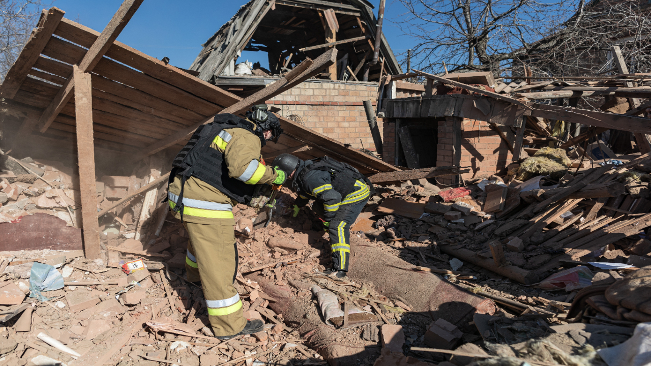 Foto - Yine sivil bölgeyi vurdular! Enkazdan ceset çıktı