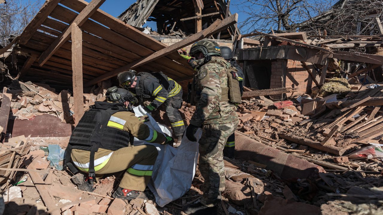 Foto - Yine sivil bölgeyi vurdular! Enkazdan ceset çıktı
