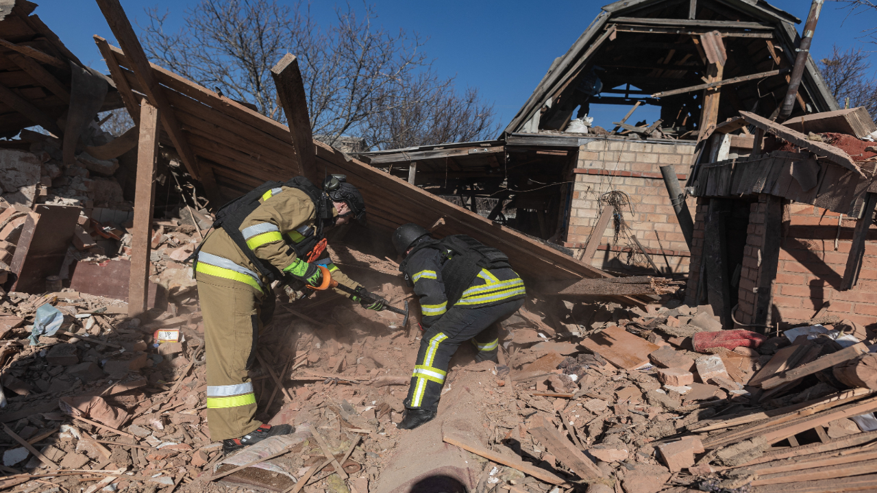 Foto - Yine sivil bölgeyi vurdular! Enkazdan ceset çıktı