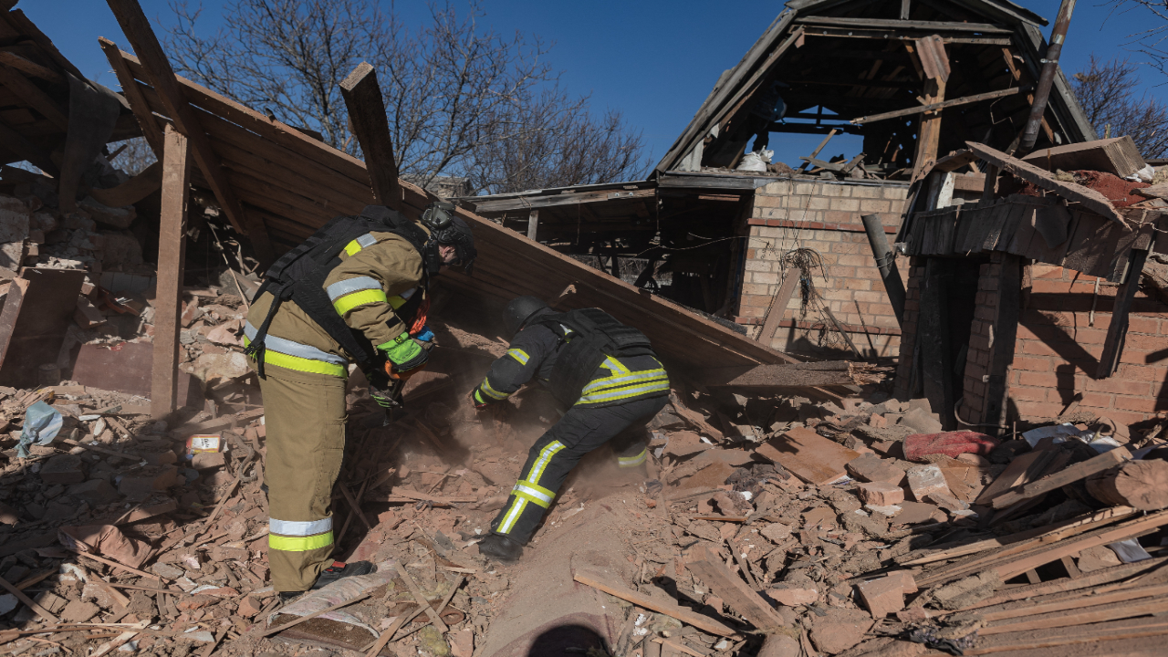 Foto - Yine sivil bölgeyi vurdular! Enkazdan ceset çıktı