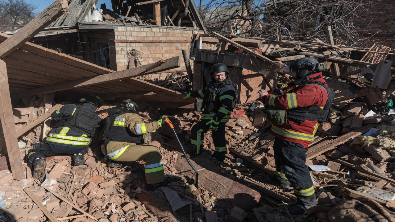 Foto - Yine sivil bölgeyi vurdular! Enkazdan ceset çıktı