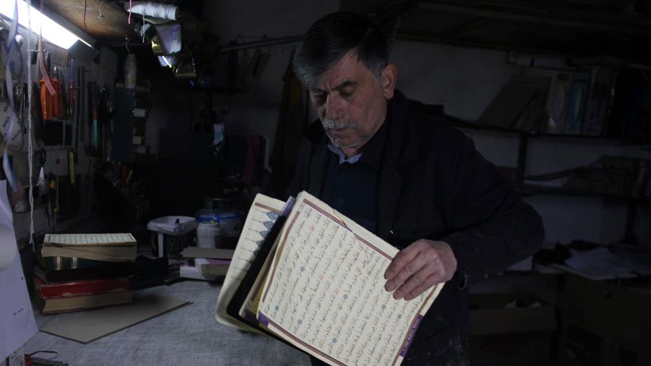 Foto - Yıpranmış kitaplara 45 yıldır hayat veriyor