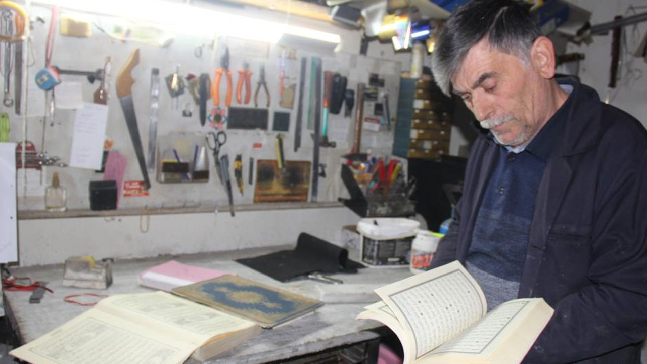 Foto - Yıpranmış kitaplara 45 yıldır hayat veriyor