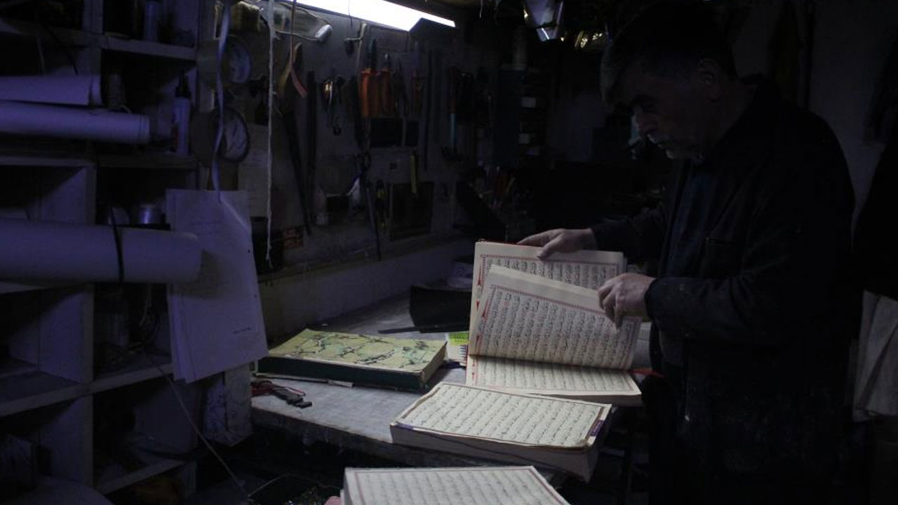 Foto - Yıpranmış kitaplara 45 yıldır hayat veriyor