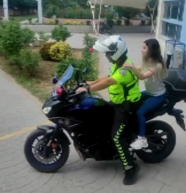 Foto - YKS’ye geç kalan öğrencilerin imdadına polisler yetişti