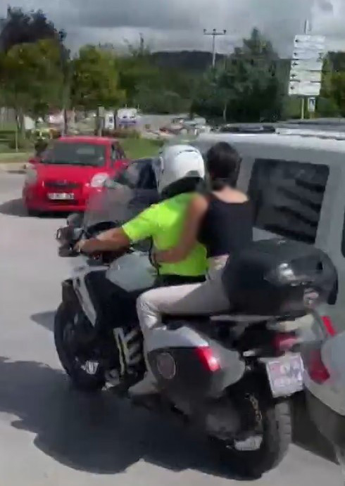 Foto - YKS’ye geç kalan öğrencilerin imdadına polisler yetişti