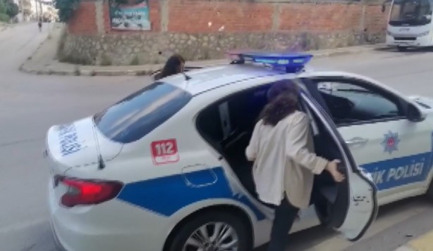 Foto - YKS’ye geç kalan öğrencilerin imdadına polisler yetişti