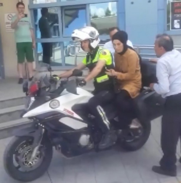 YKS’ye geç kalan öğrencilerin imdadına polisler yetişti