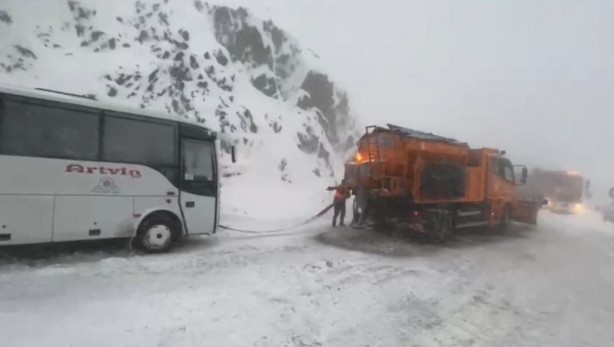 Foto - Yoğun kar etkili oluyor! Artvin-Ardahan yolu ulaşıma kapandı