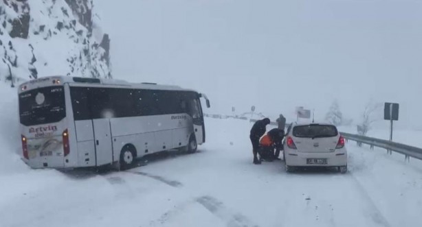 Foto - Yoğun kar etkili oluyor! Artvin-Ardahan yolu ulaşıma kapandı