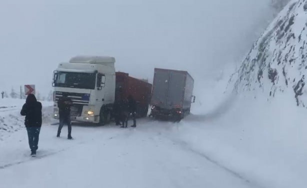Yoğun kar etkili oluyor! Artvin-Ardahan yolu ulaşıma kapandı