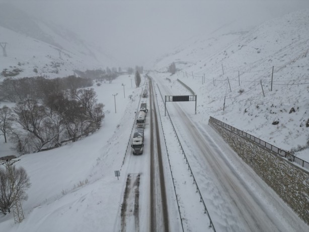 Yoğun kar ve tipi! Kop Dağı'nda ulaşım kontrollü sağlanıyor