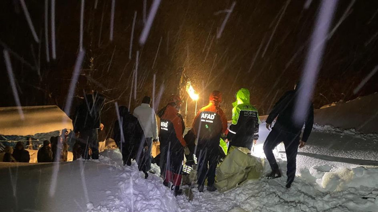 Foto - Yoğun kar yağışı ahırı çökertti! 50 küçükbaş telef oldu