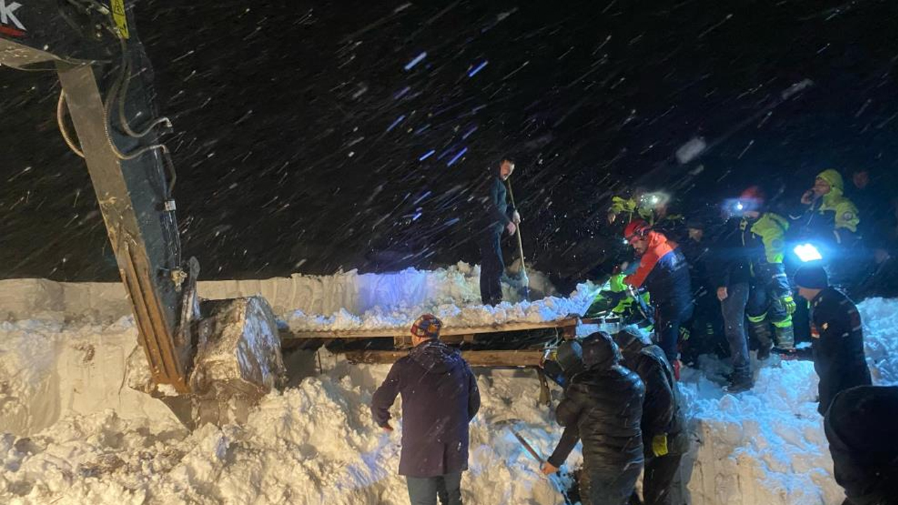 Foto - Yoğun kar yağışı ahırı çökertti! 50 küçükbaş telef oldu