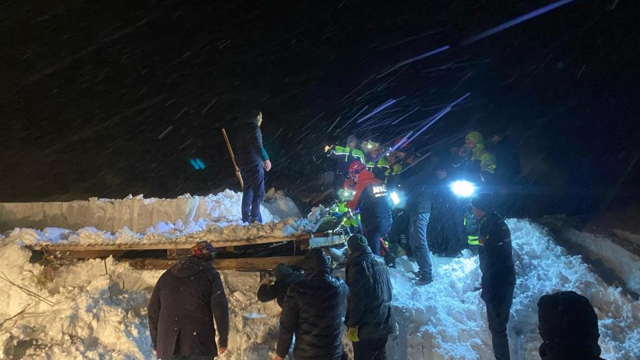 Foto - Yoğun kar yağışı ahırı çökertti! 50 küçükbaş telef oldu