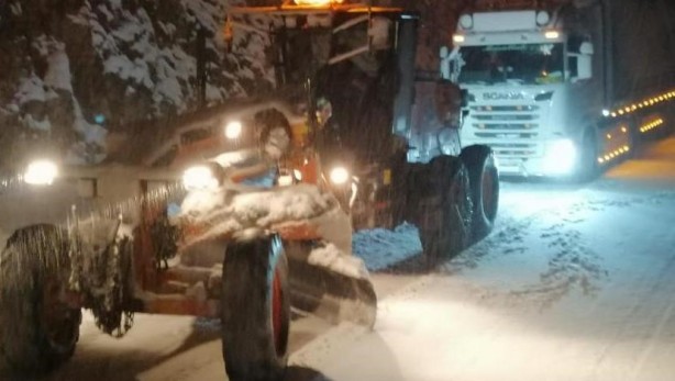 Foto - Yoğun kar yağışı etkili oluyor! Ağır tonajlı araçların geçişine izin verilmiyor