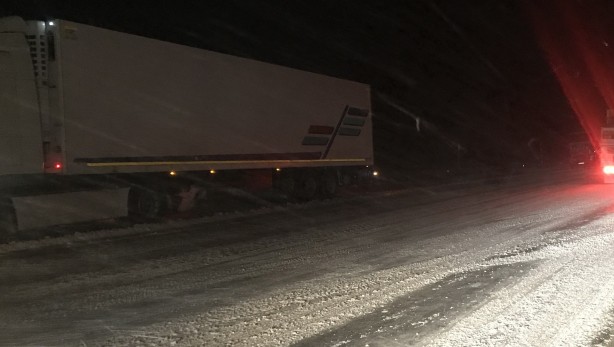 Foto - Yoğun kar yağışı etkili oluyor! Ağır tonajlı araçların geçişine izin verilmiyor