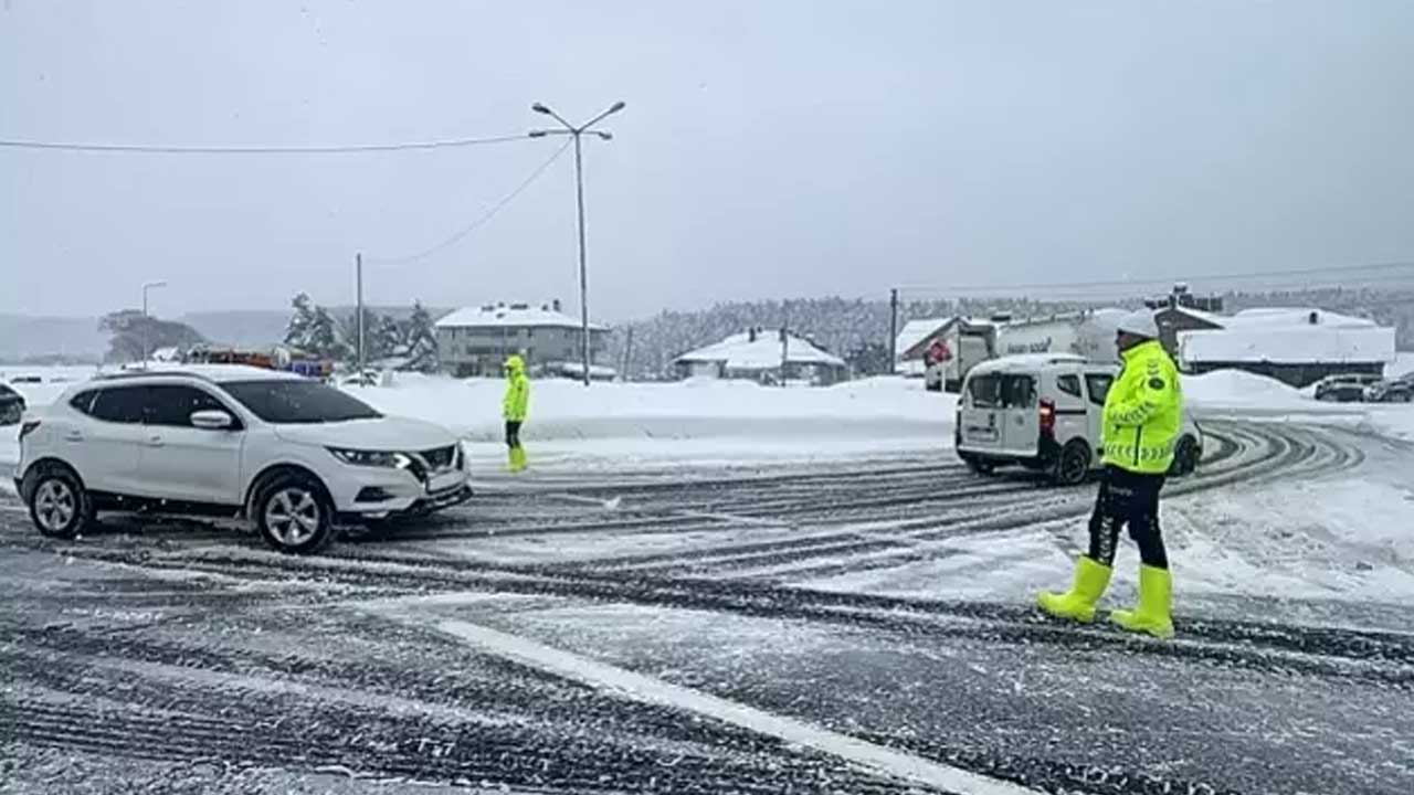 Yoğun kar yağışı etkili oluyor! D-100 kara yolu İstanbul istikameti ulaşıma kapandı
