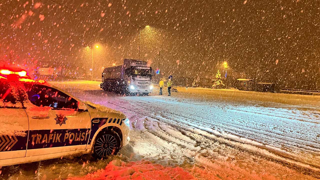 Yoğun kar yağışı etkili oluyor! İstanbul yönü ağır tonajlı araçlara kapatıldı