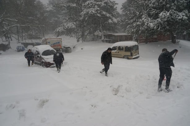 Foto - Yoğun kar yağışı tedbirsiz yola çıkanları mağdur etti! Bir çok araç mahsur kaldı