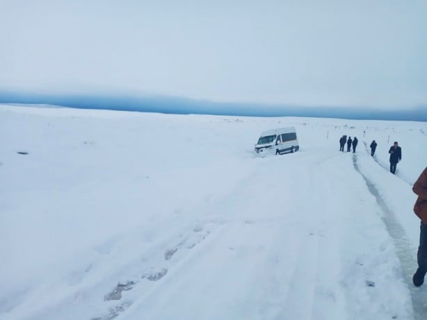 Yoğun kar yağışı yolları kapadı! Ulaşımda aksamalar başladı
