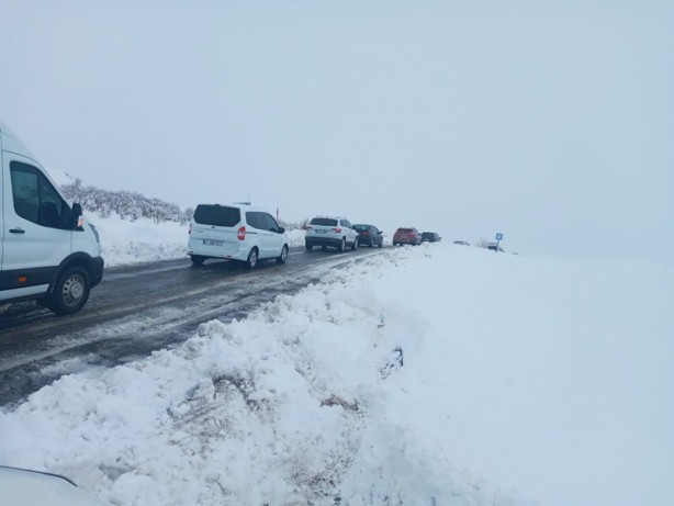 Foto - Yoğun kar yağışı yolları kapadı! Ulaşımda aksamalar başladı