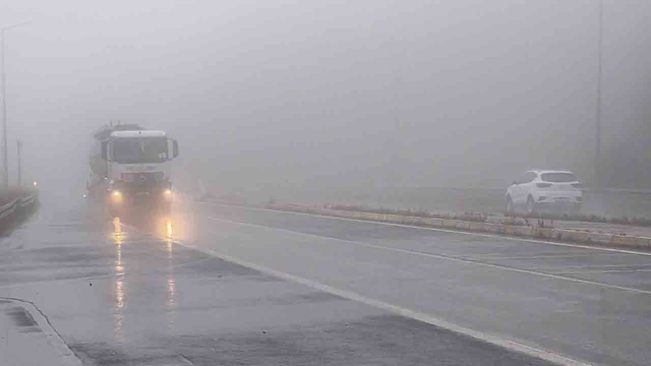 Yoğun sis ve yağış ulaşımı felç etti! Bolu Dağı’nda görüş mesafesi 20 metreye düştü 